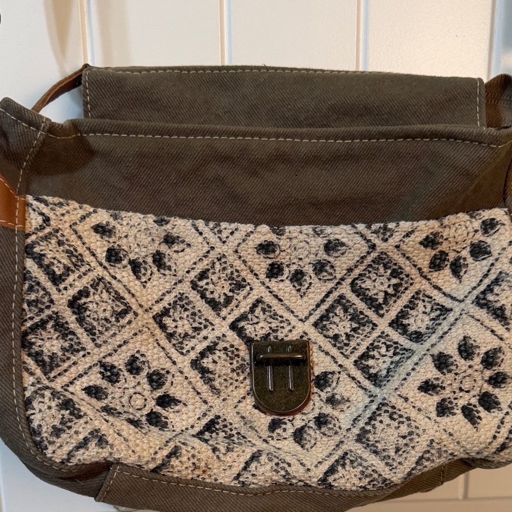 Spell Bound Messenger Bag in Olive green and Leather - Picture 9 of 16